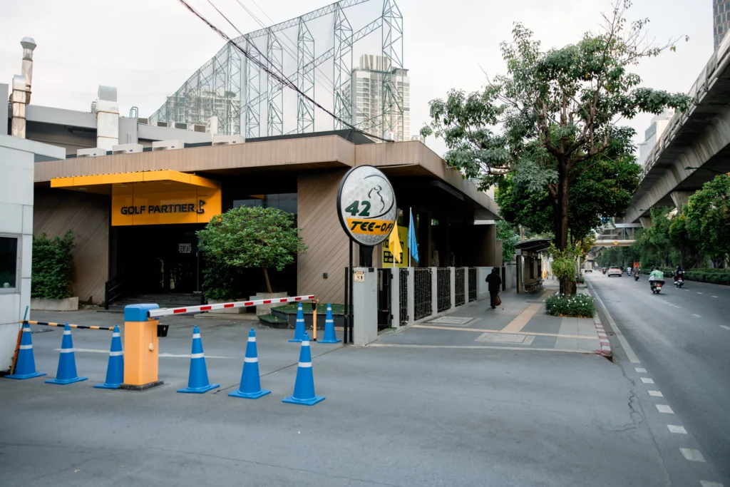 42 TEE-OFF location, near BTS Phra Khanong Sukhumvit Bangkok