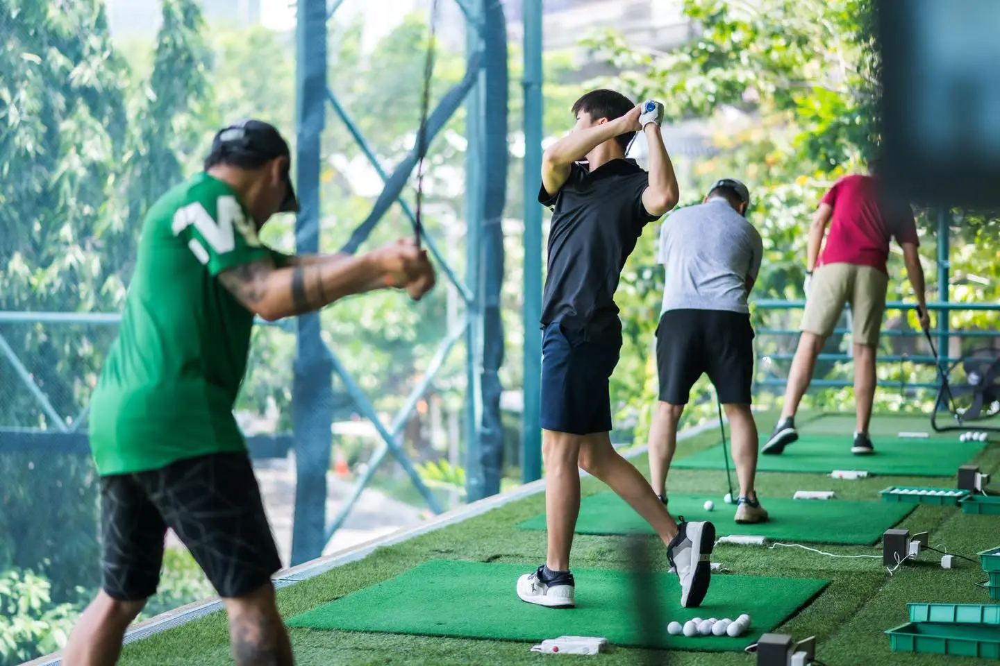Golf practice Bangkok, 42 TEE-OFF Sukhumvit urban driving range