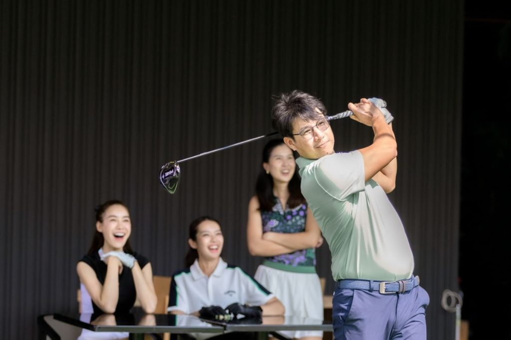Certified English-speaking instructor teaching a beginner student at 42 TEE-OFF Golf Academy Bangkok.