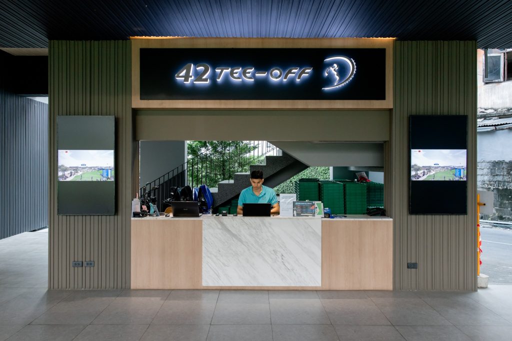 Start your golf improvement journey today by booking a session at 42 TEE-OFF Bangkok.