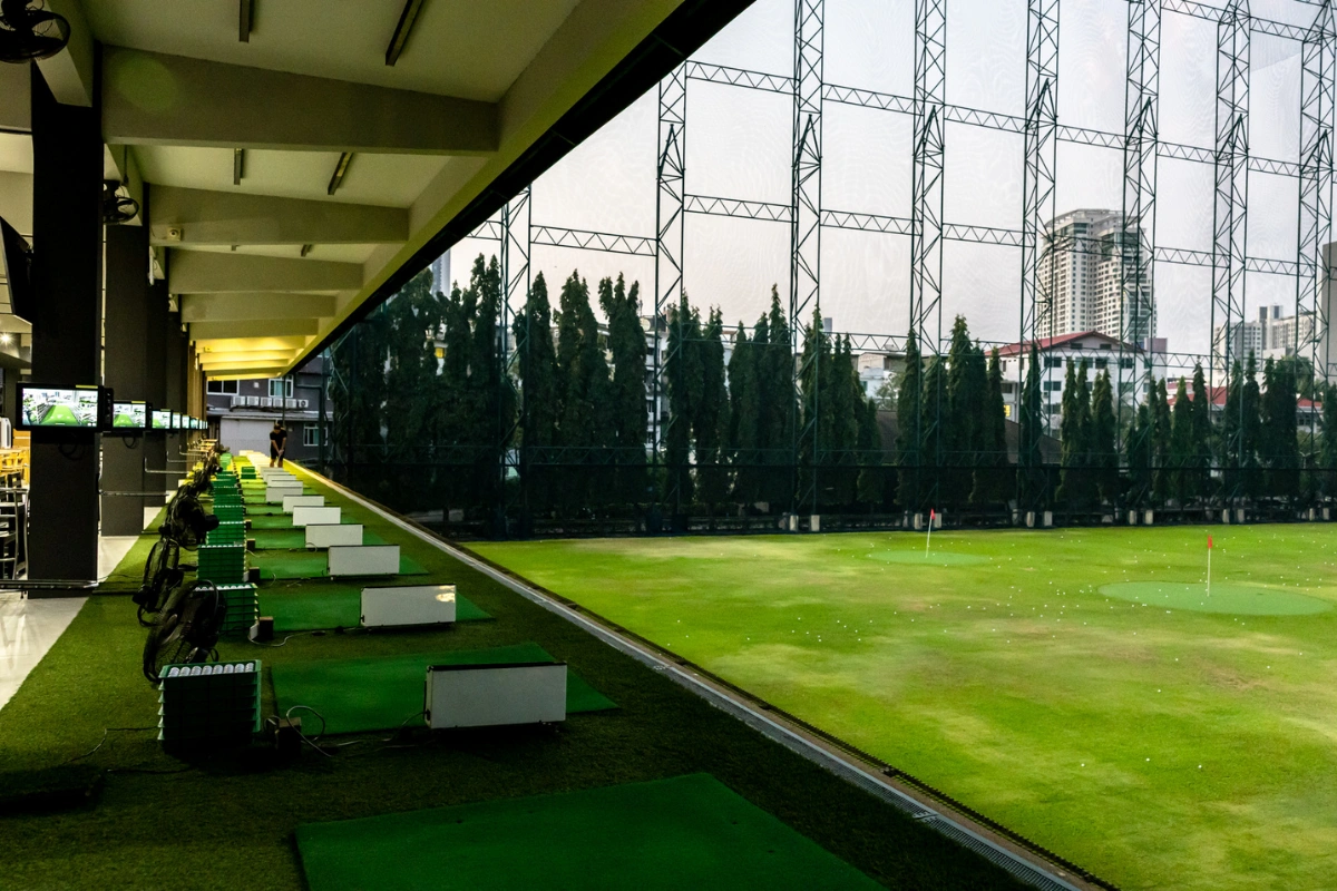 Indoor driving range at 42 TEE-OFF, Sukhumvit, Bangkok