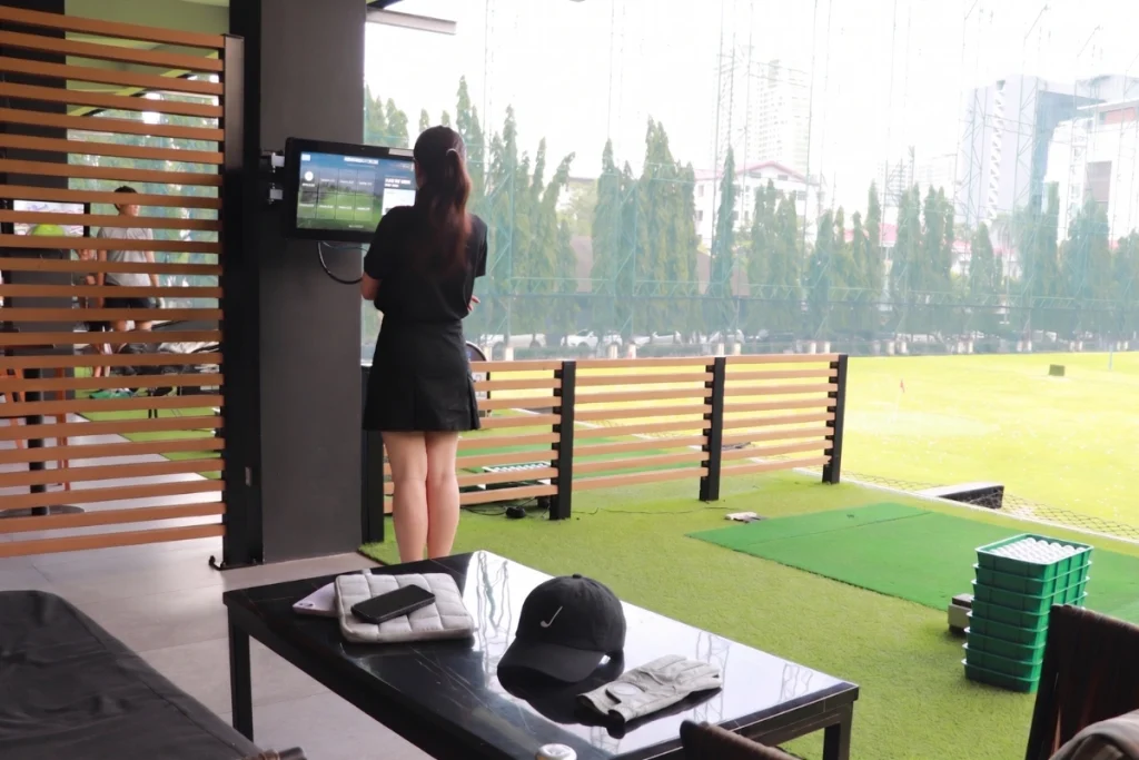 Private golf lesson at 42 TEE-OFF VIP bay, Bangkok